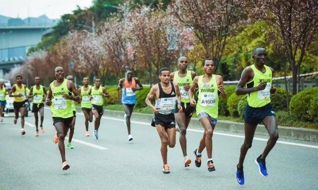 米乐M6 M6米乐跑马拉松被子弹击中头部他误以为是石头顶着“大包”跑完全程(图1)