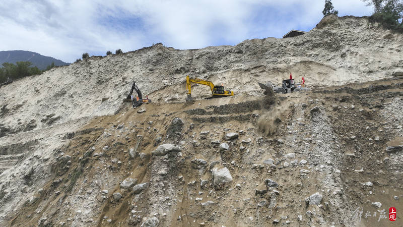 泸定地震救援现场目击：挖掘机悬崖之上抢修道路，海螺沟景区仍有部分群众被困