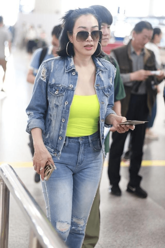 米乐M6 M6米乐钟丽缇做瑜伽肚子赘肉多但她都51了这身材很健美比干瘪好看！(图5)