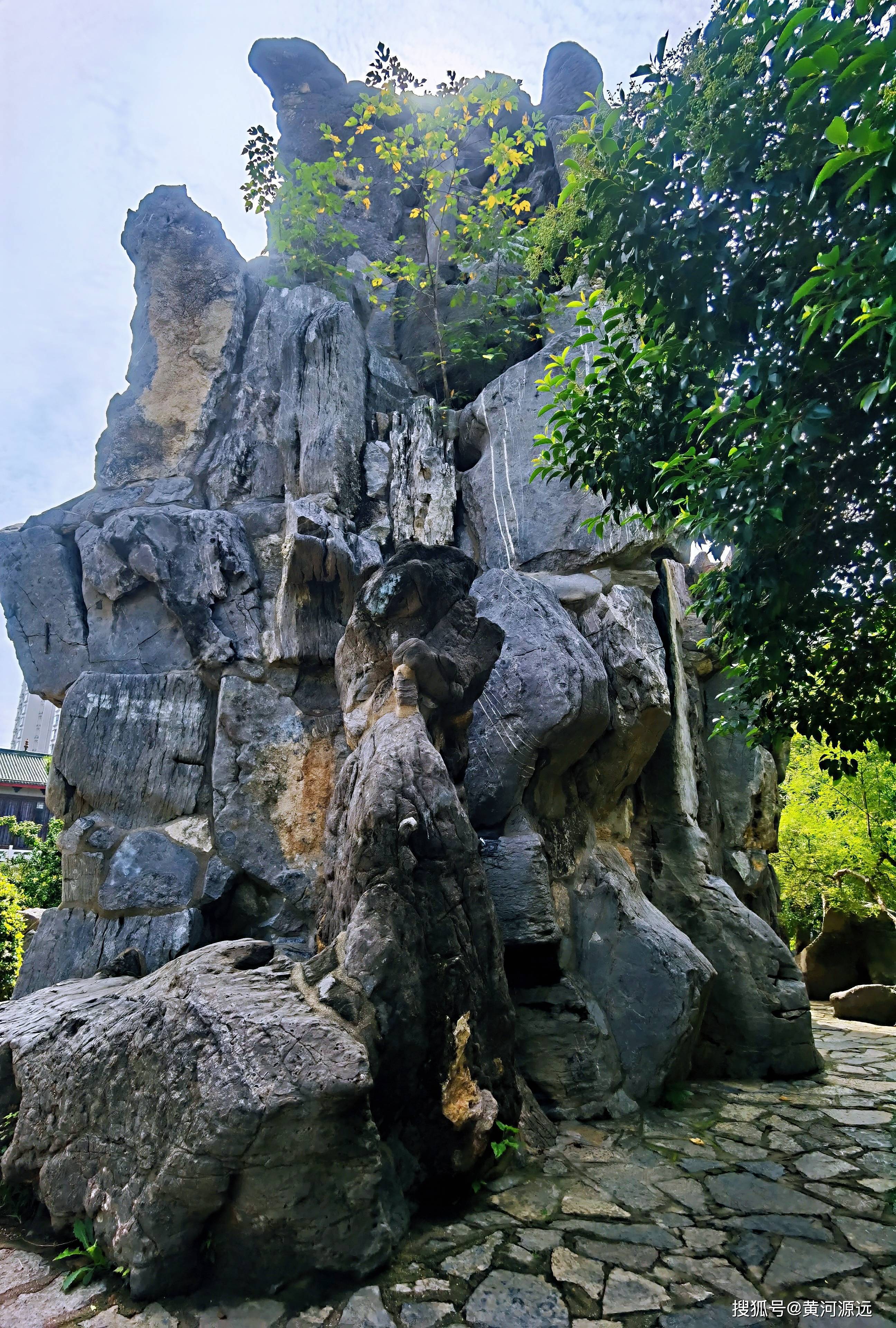 郑州人民公园内的山水奇石风光真美，山回路转留恋忘返，看了都说中