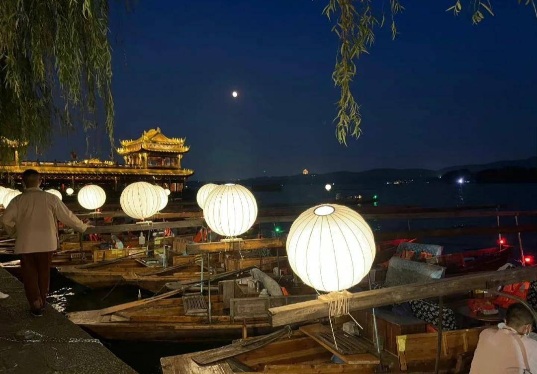 当西湖与中秋相遇，33艘月亮船书写江南的诗情画意，太美了