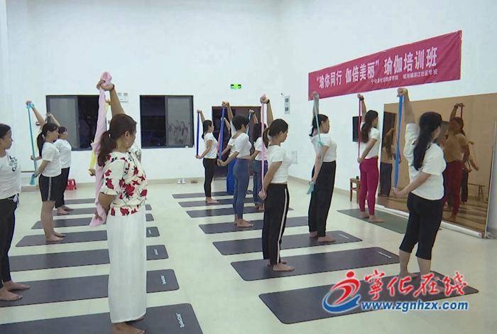 滨江社区举办“瑜你同行伽倍美丽米乐M6 M6米乐”瑜伽公益培训(图1)