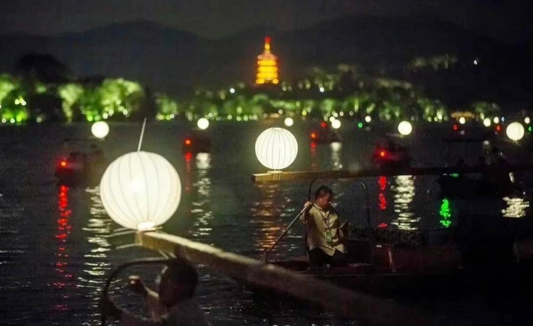 当西湖与中秋相遇，33艘月亮船书写江南的诗情画意，太美了