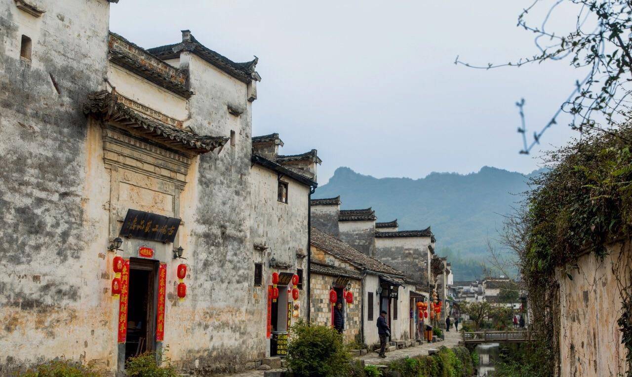 安徽黟县的屏山村，始建于唐朝末年，村中九檐门楼祠堂来历不凡