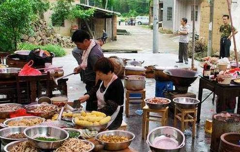 妯娌二胎生儿子,娘家只来4人,婆婆当众大闹,我说婆