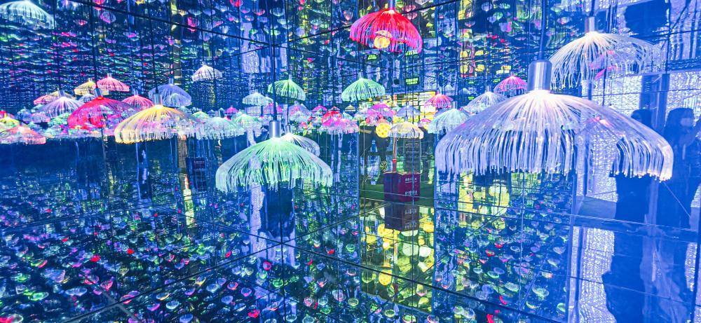 松江欢乐谷推出沉浸式体验项目“手可摘星辰”，吸引游客打卡