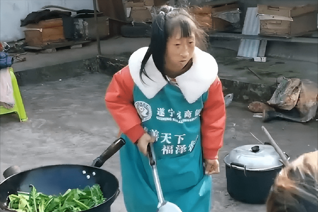 袖珍人小晓34岁体重26斤，从被可怜到全网谩骂，她究竟做了什么