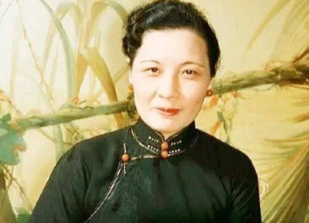 宋美龄与宋庆龄本是亲姐妹,最后却老死不相往来,咋回事?