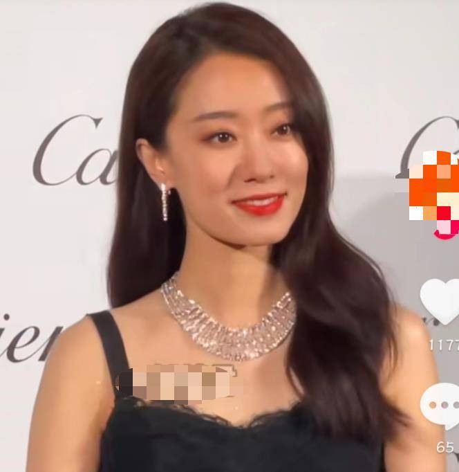 张小斐越来越大明星了,气质撑得起卡地亚,整个人都散发着柔光.