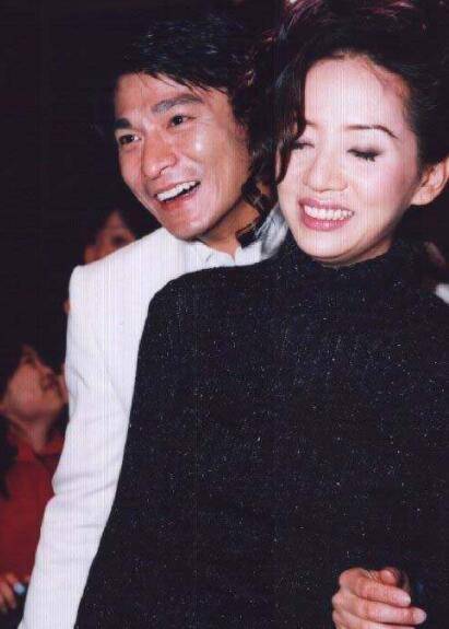 梅艳芳躺在刘德华怀里"含泪离去,身穿纸尿裤,看了让人心疼_舞台_香港