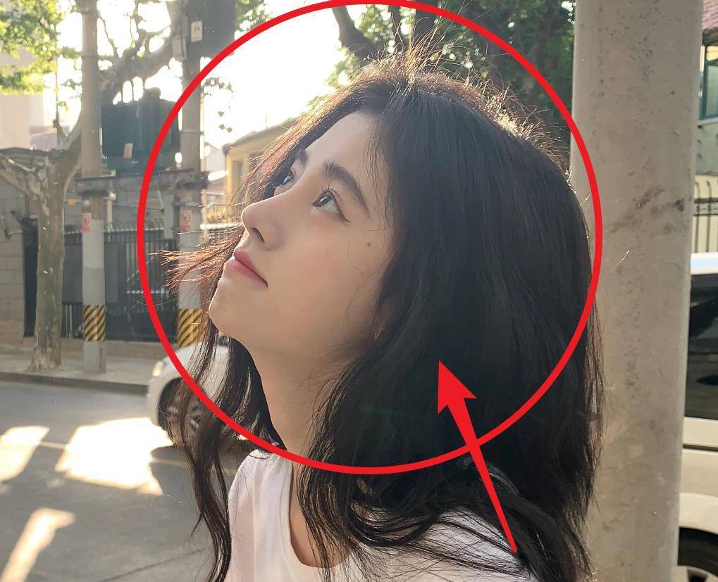 鞠婧祎现身街头被拍怼脸近照好有气质生图却暴露真实颜值