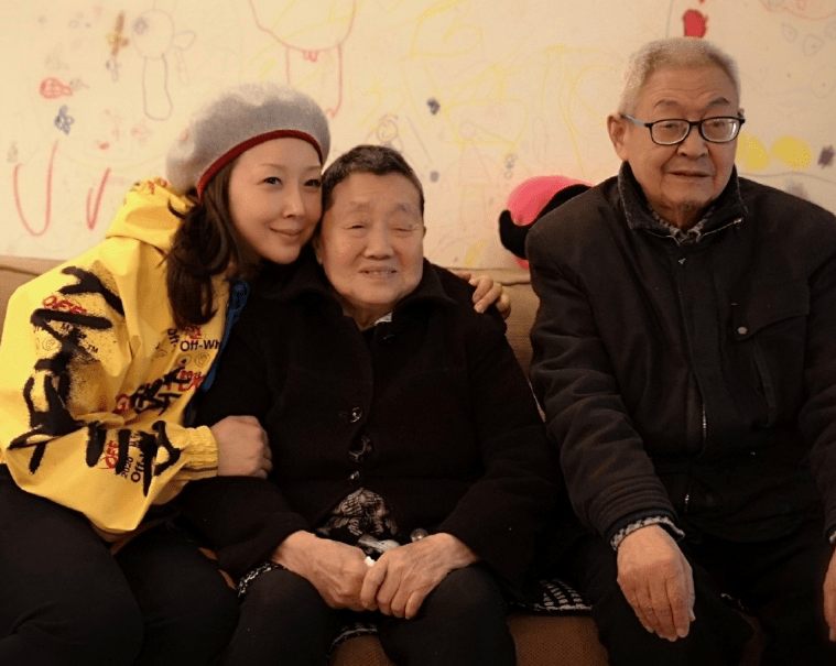 孙悦:让生母继母成姐妹,二婚老公不惧"克夫"娶她,今惊艳亮相_父亲