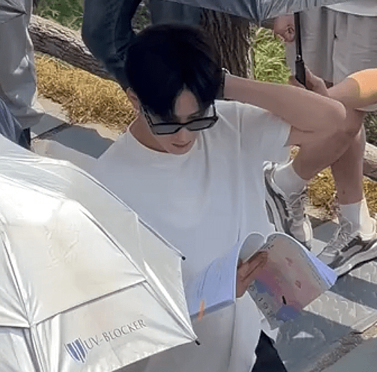 檀健次《很想很想你》路透状态很养眼!穿厚底鞋和女主一般高?
