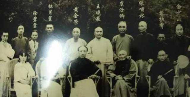 曾是陆军上将，后进青帮成“黑道皇帝”，杜月笙算起来只是他徒孙