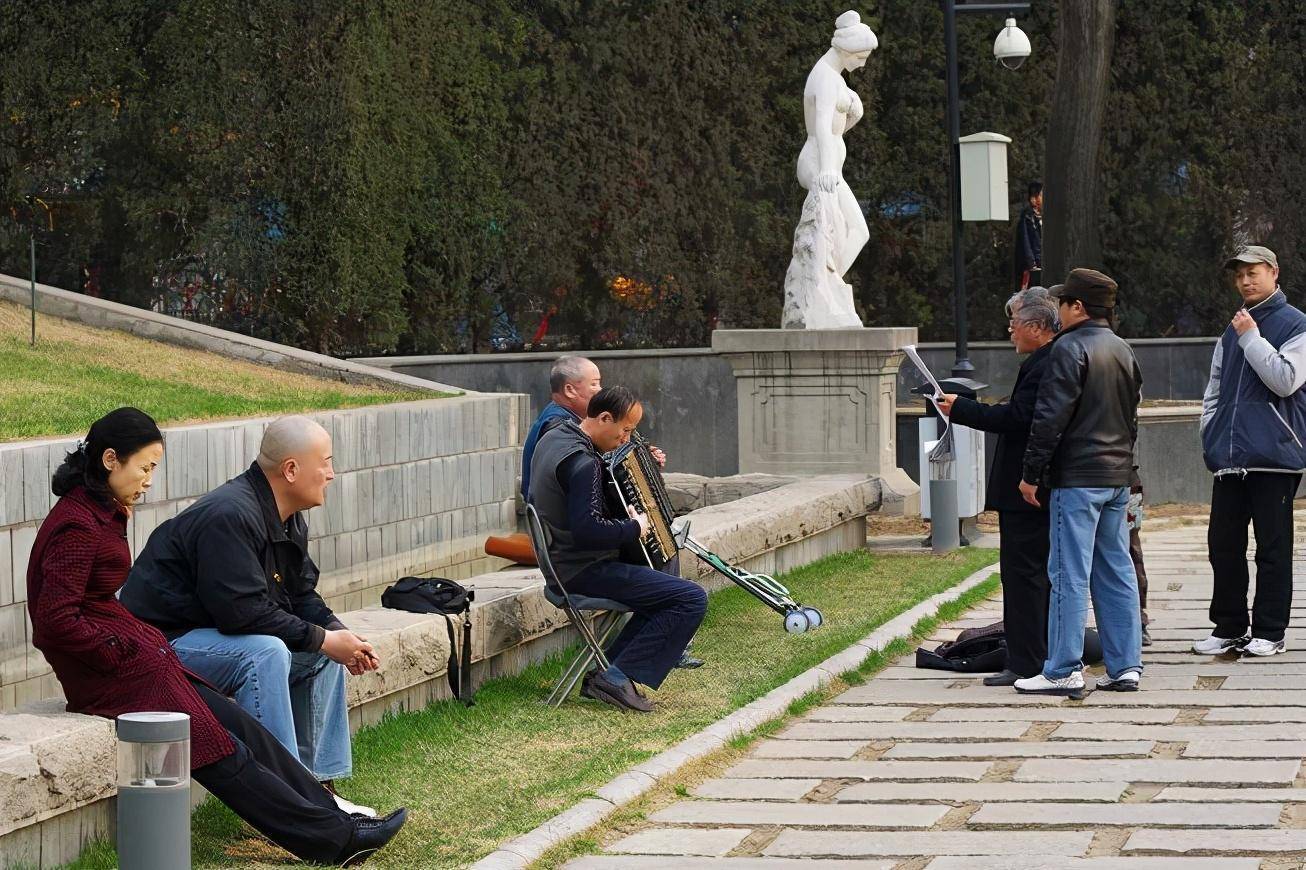 北京市中心一公园走红，欧式走廊引注目，刘昊然和刘雯同款打卡地