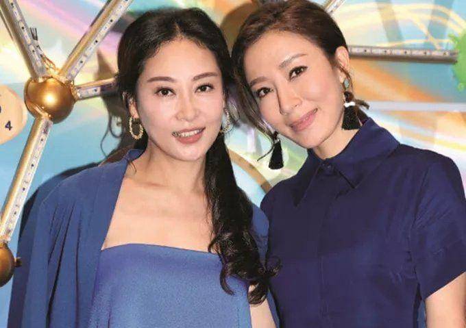 杨卓娜晒聚餐照,颜值气质不输妹妹杨怡,果然是一家子