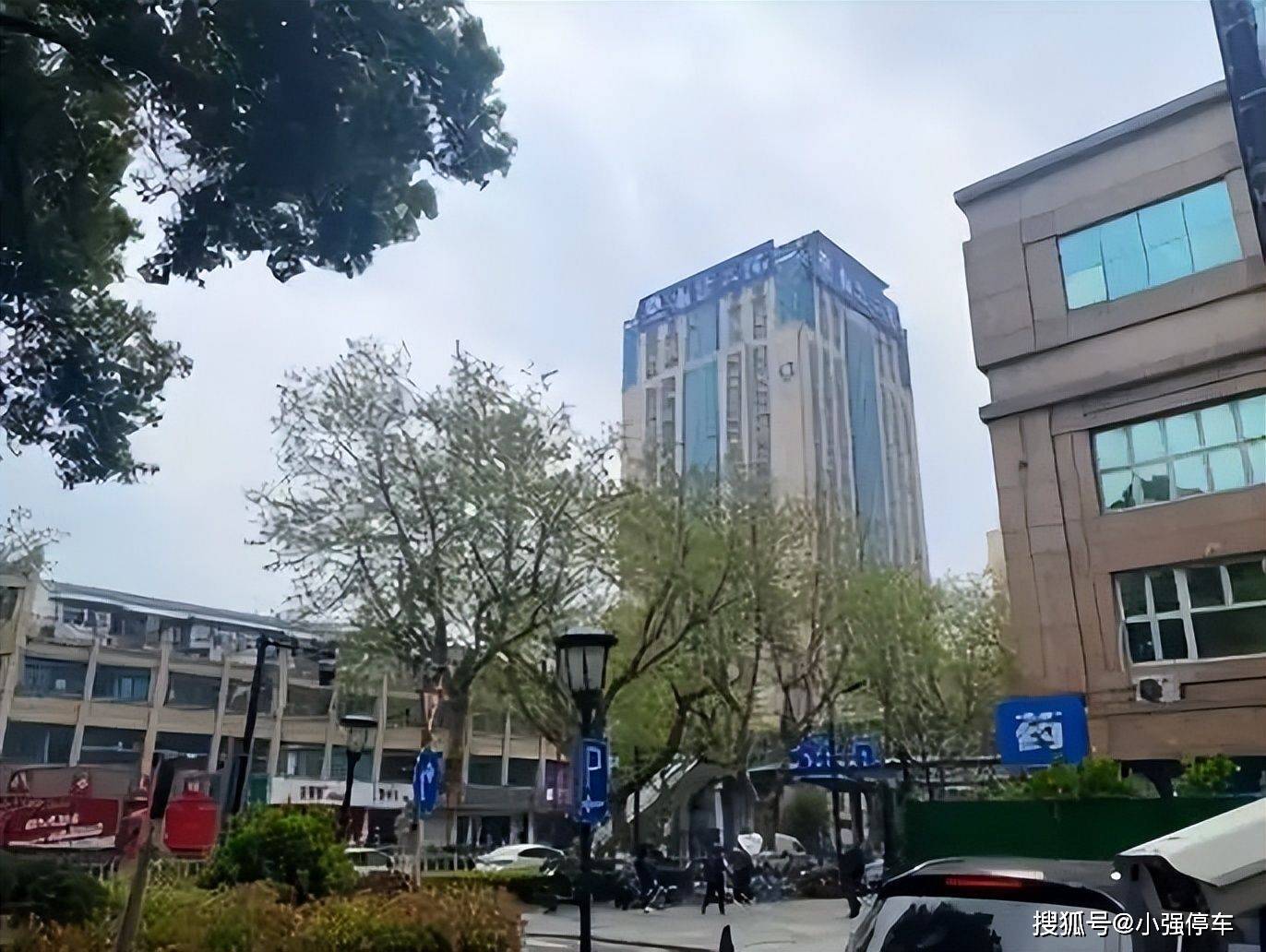 浙二医院滨江院区解放路院区停车位难求，找车位比看病还难
