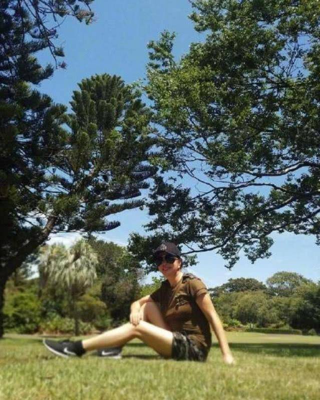 刘晓庆草坪上坐瑜伽运动身姿曼妙这个称号不米乐M6 M6米乐是白来的(图1)