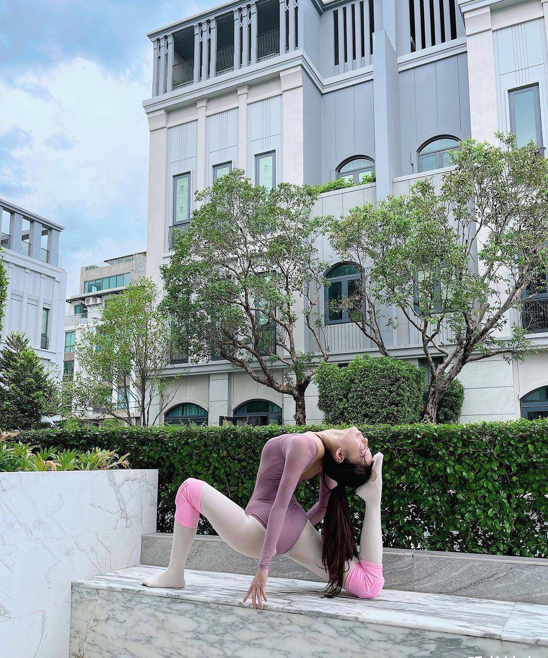 穿瑜伽服的美女不仅有着时尚的米乐M6 M6米乐身材而且可以做很多高难度动作(图13)