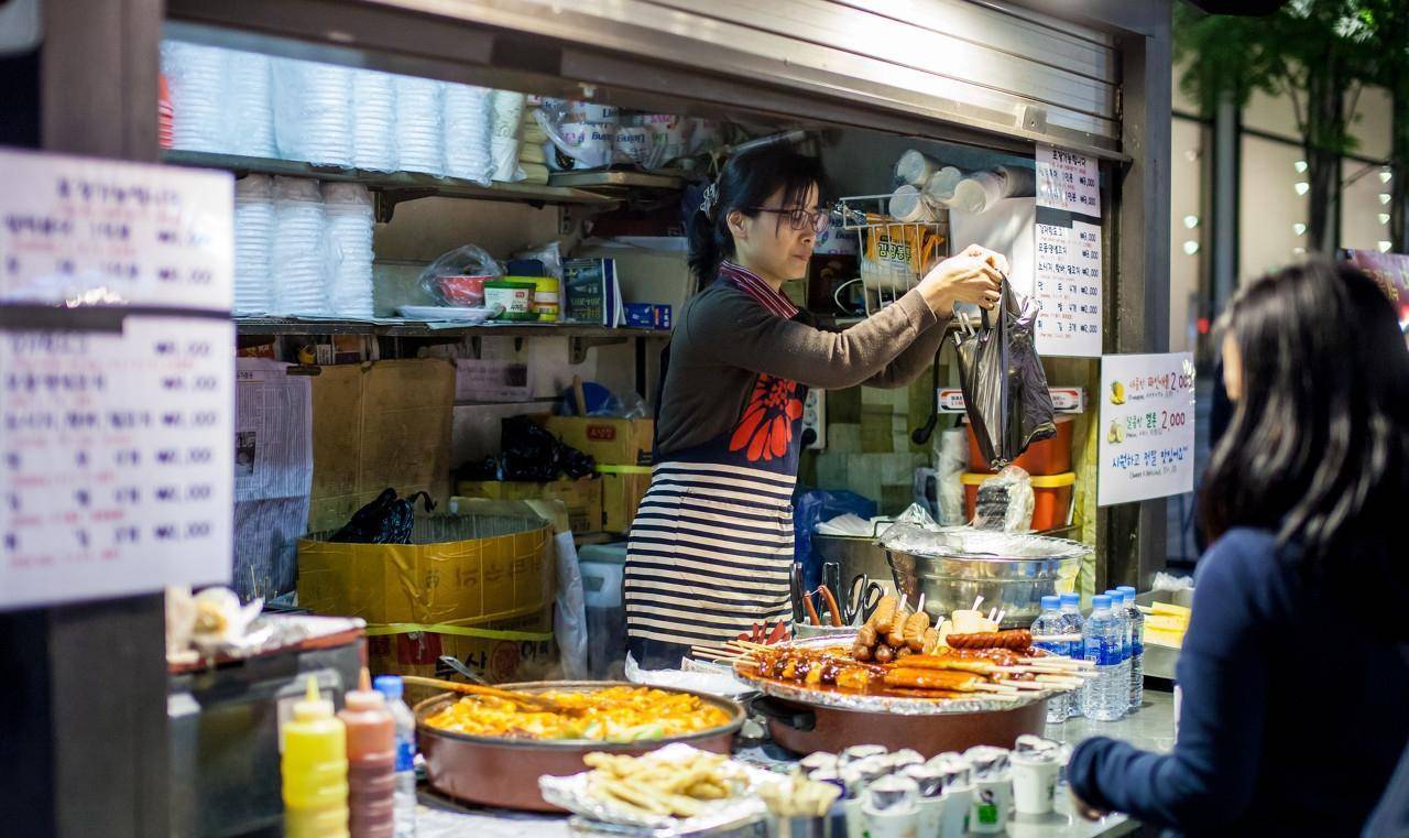 韩国首尔明洞大街：曾是中国游客首选血拼地，如今中国游客数锐减