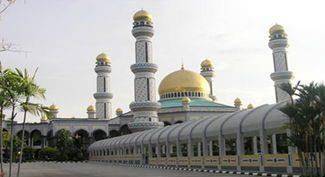 皇家清真寺有哪些别称？大门被称为什么？为什么改造成礼仪宫？