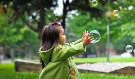 成都试管婴儿中心（原创
            孩子流鼻血是因为“上火”？立刻仰头？不仅没用还很危险！）