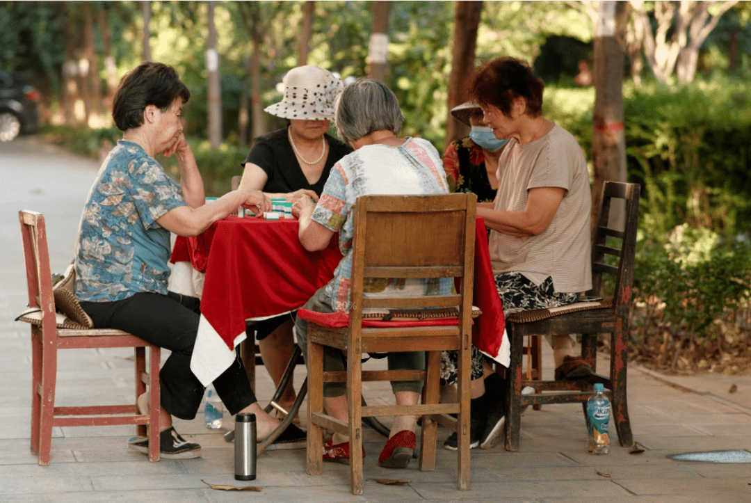 秋风不肯吹走夏热 只为多一分浪漫