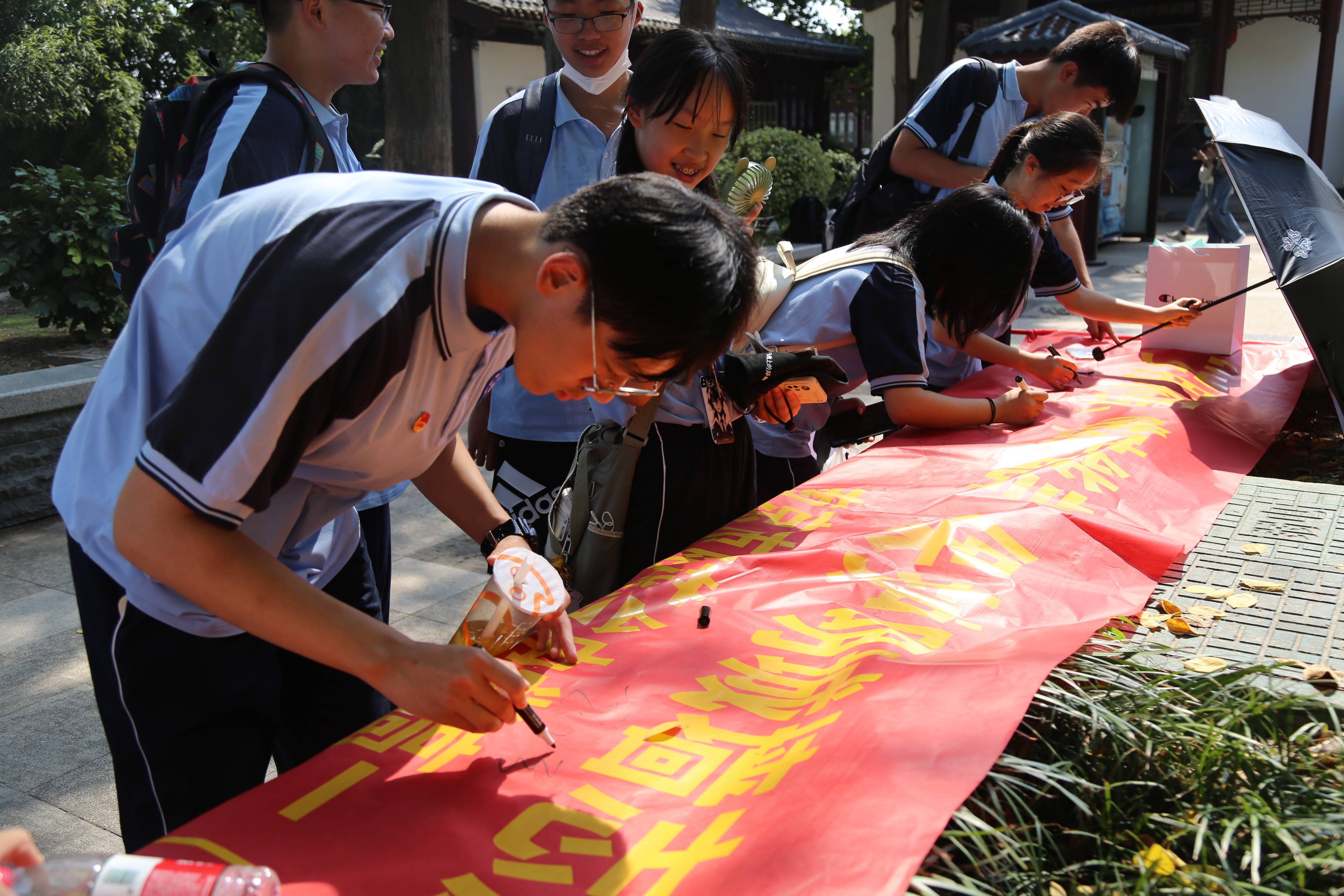 "岁月不语,唯砖能言 雨花台中学举行保护明城墙志愿者活动_厉恩宝