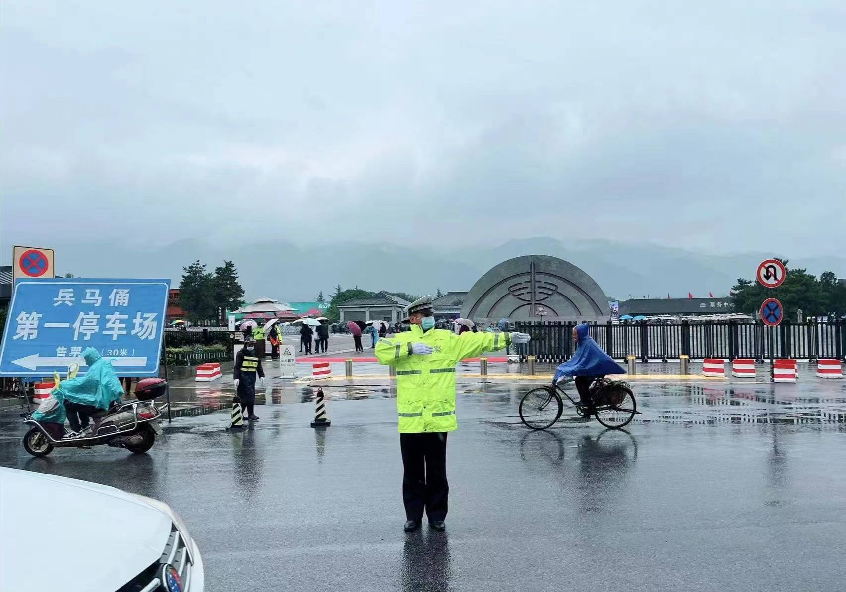 临潼区交警“雨”你同行