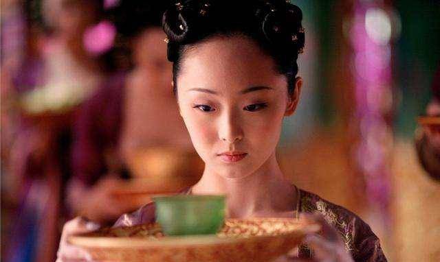 嘉靖在曹端妃宫中过夜的时候,突然遭到十几名宫女的