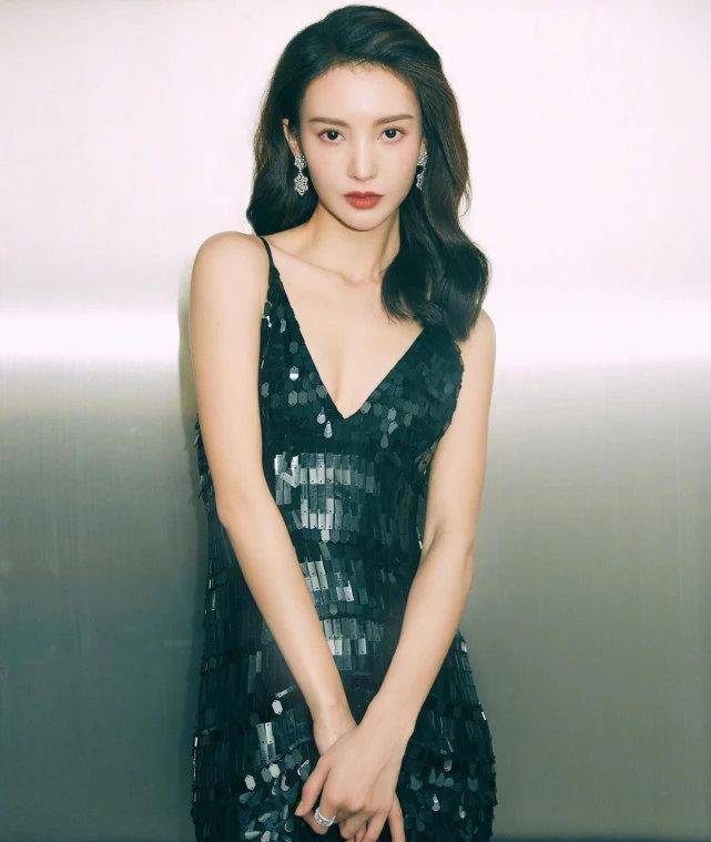 气质美女金晨,永远走在时尚的前沿,爱运动自然有好身材_照片_双手