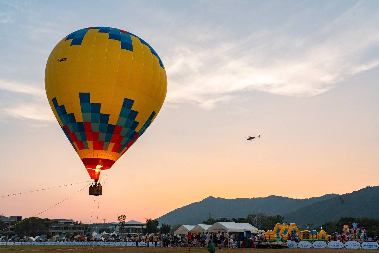 凌云览神州，直升机、热气球空中观光成“国庆出游爆款”