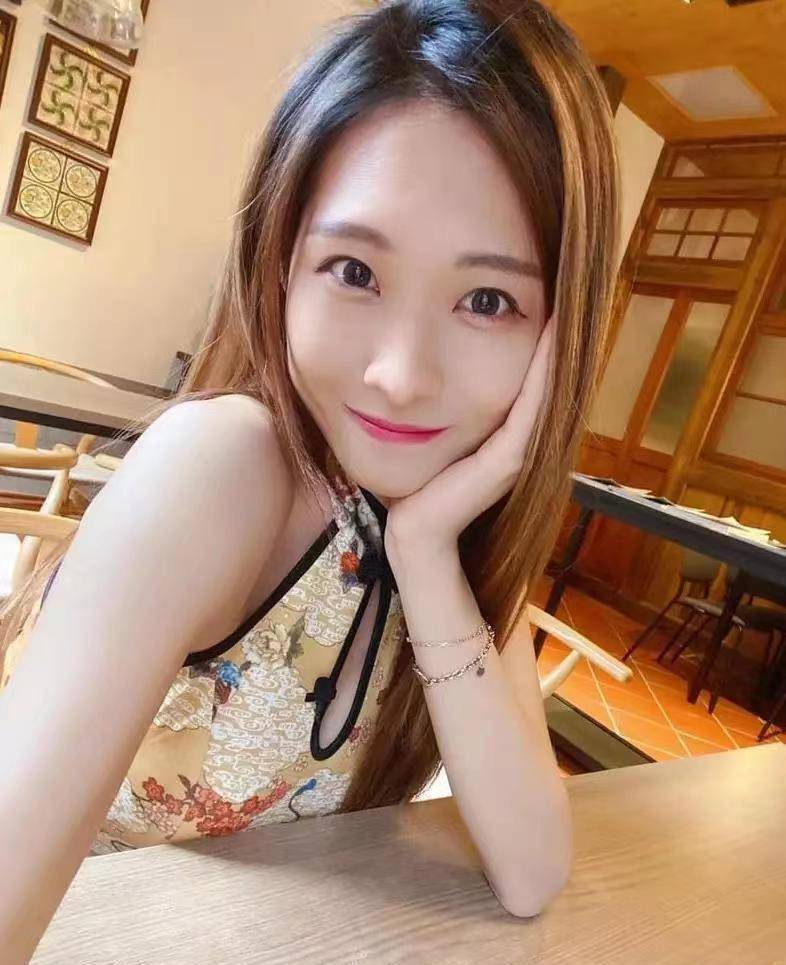 25岁"长腿女神"大派福利,穿白色比基尼秀火辣身材_梁凯晴_大学_网友