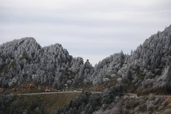 神农架金秋十月现雾凇美景