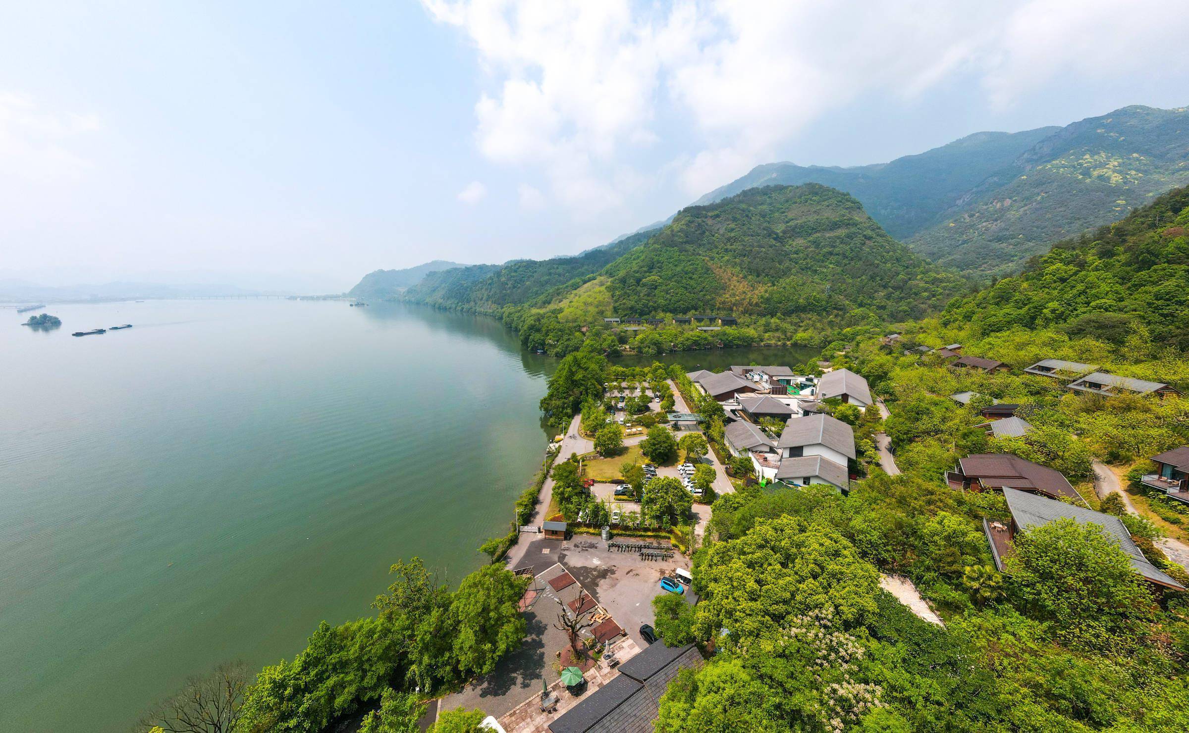 建德藏着一家绝美山水酒店，遗世独立，堪称现实版《富春山居图》