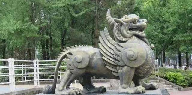 廌,公正如獬;氵,法平如水.