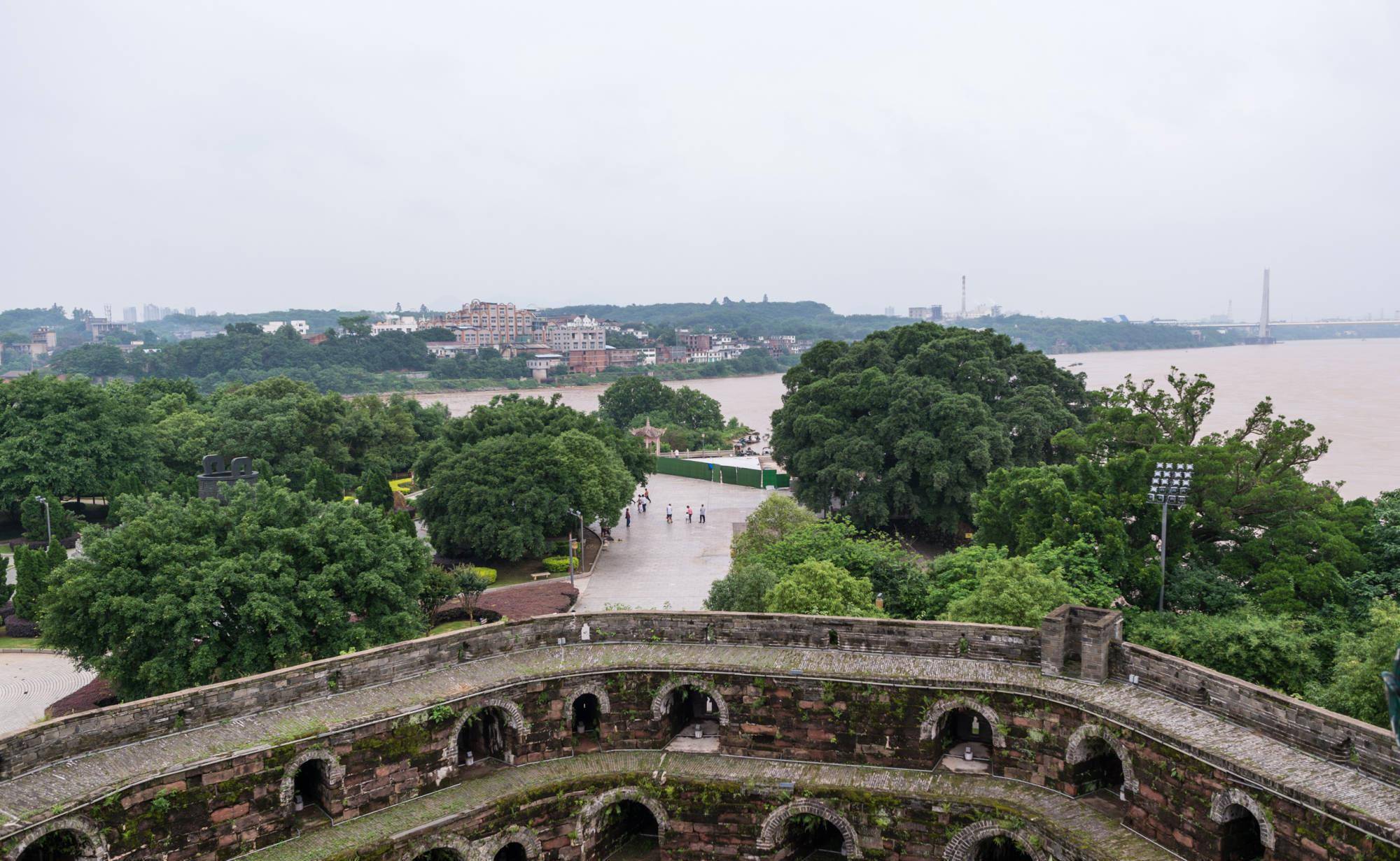 【七律】《秋晨登郁孤台》庄灿煌