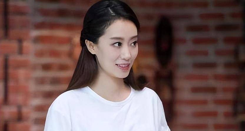 表面上张小斐是凭借《李焕英》爆红了,但实际上,她