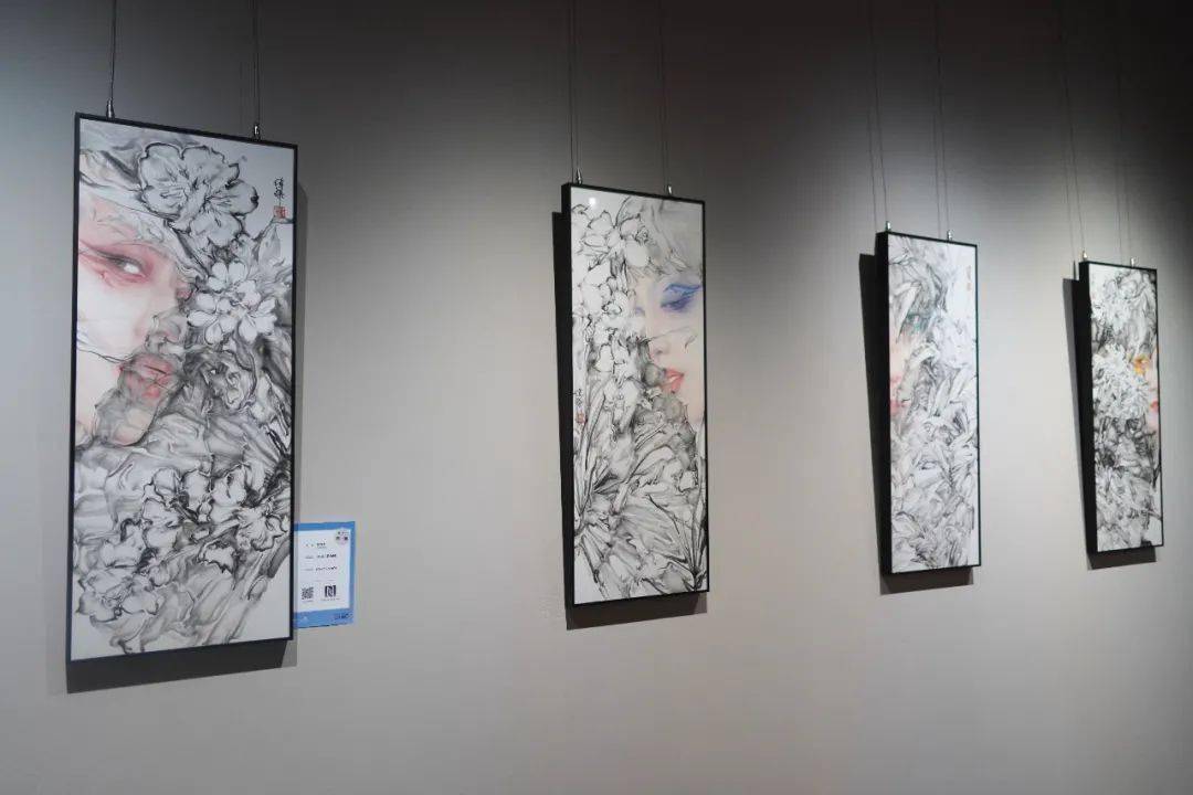 钟伟杰作品《新梅兰竹菊图》在展厅展出(摄影:佛山新闻网记者周德泳)