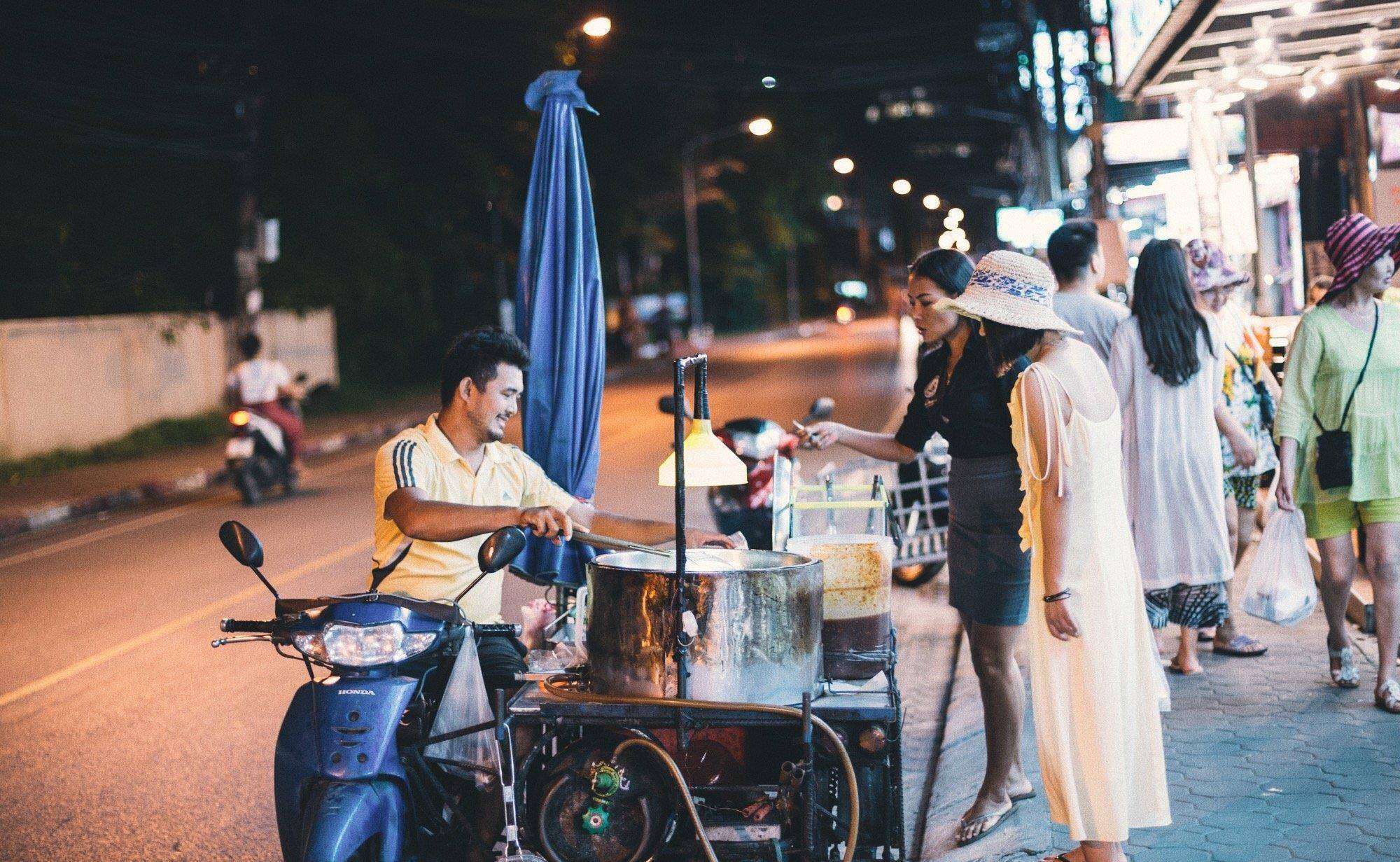 泰国普吉岛夜市实拍，外国女生最爱去逛，但有一道美食让人害怕