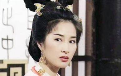 之后她参演了很多经典的电视剧,比如说《河东狮吼《苗翠花《陀枪