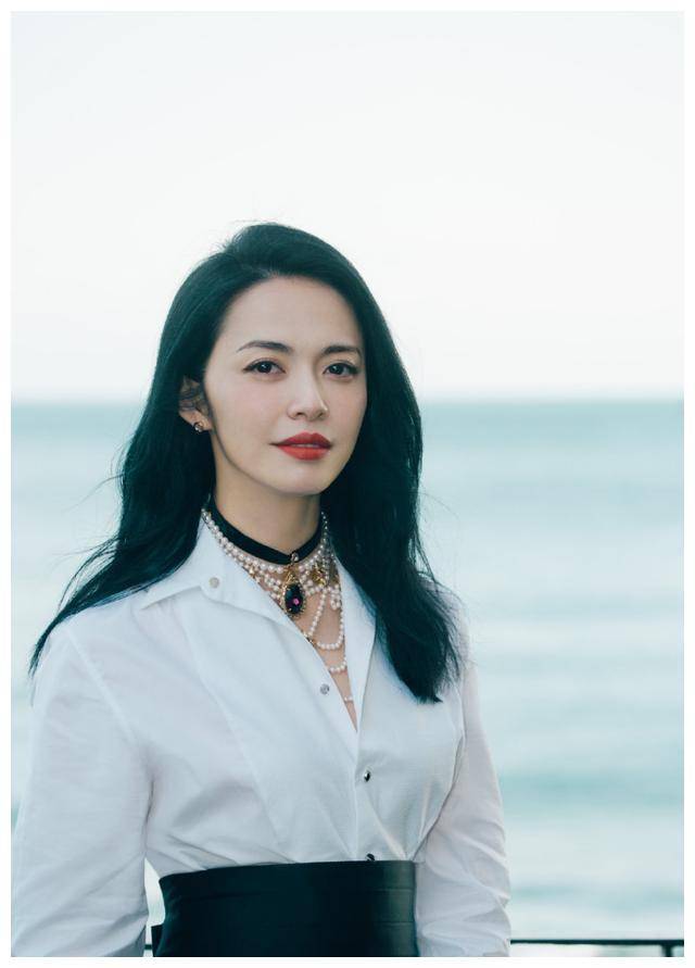 原创姚晨又穿白衬衫亮相配高腰阔腿裤超显腿长choker项链成亮点