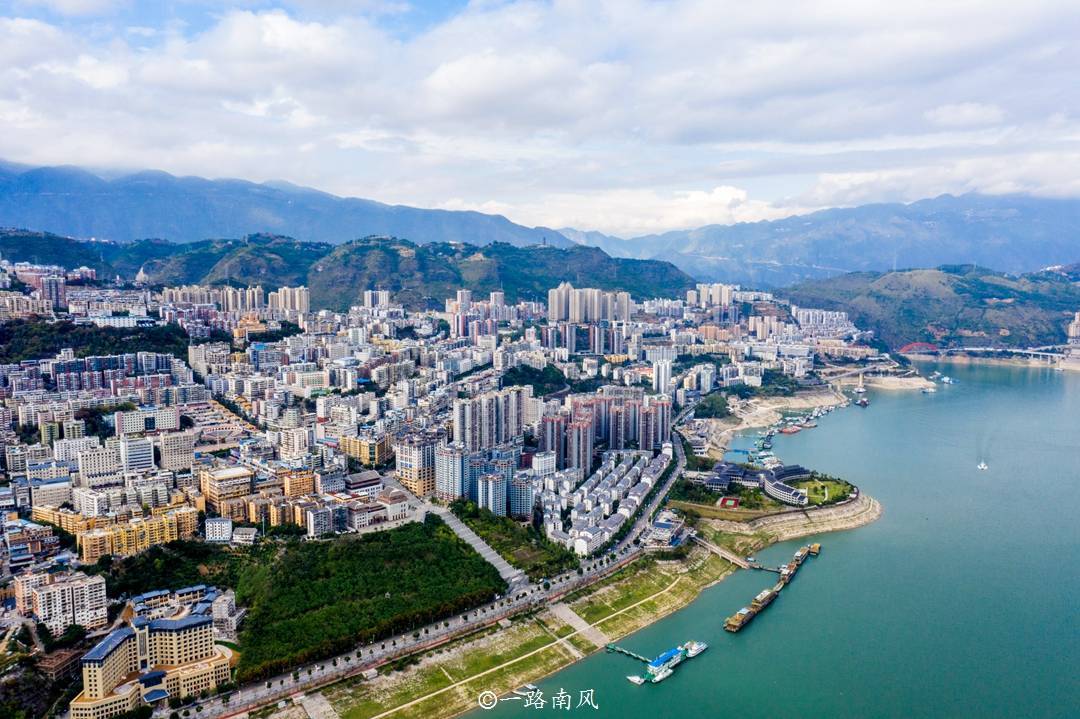 重庆湖北交界处有座城，依山傍水风景好，几十万就可以买一套房子