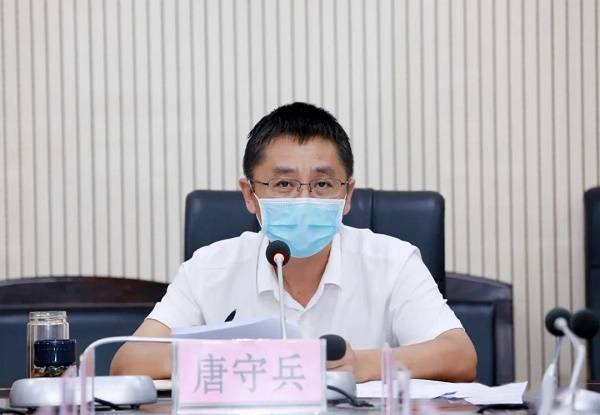 全省视频调度会议结束后,县委副书记,县长唐守兵主持