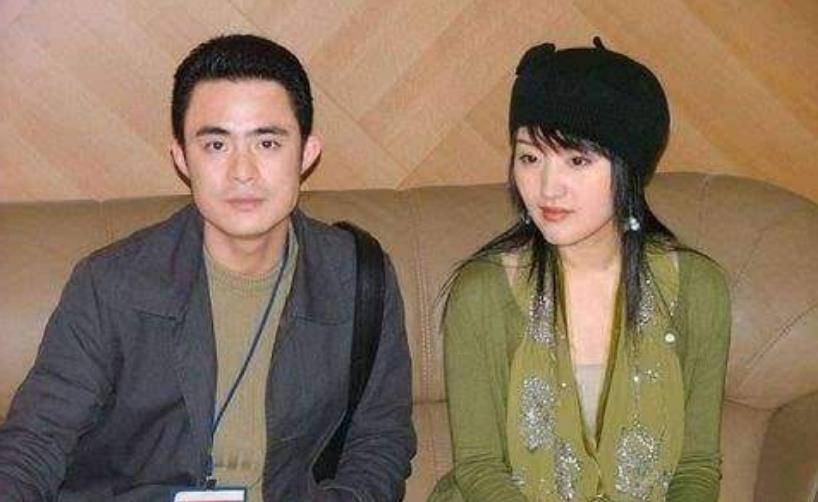 赖文峰当时才22岁,比杨钰莹小一岁,英俊帅气,而且家