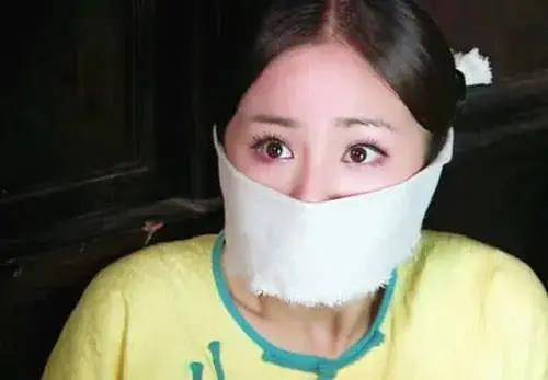 脸上表现的很天真很无辜,实际上这样的白布绑住嘴巴也是可以说话的,这