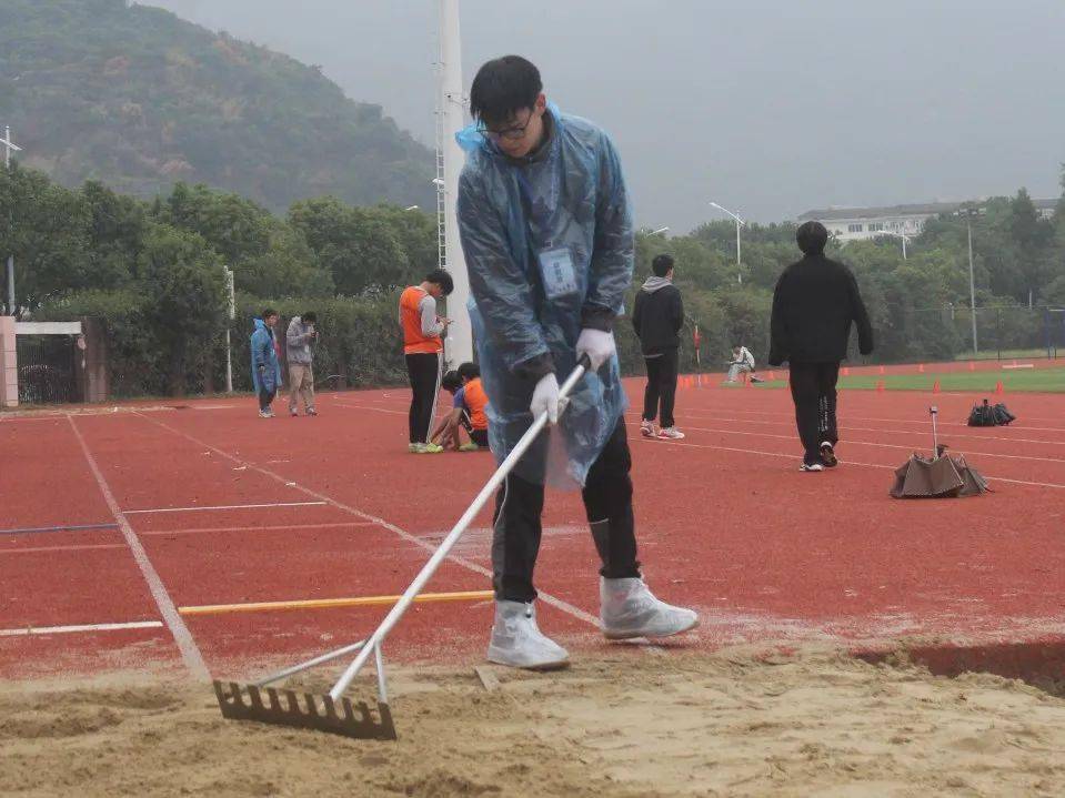 无数颗螺丝钉明白自己成为了一名工作人员你低头看着胸前的工作牌a