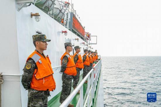 中国海警执法员列队欢迎越南海警舰艇参加北部湾海域联合巡航(11月3