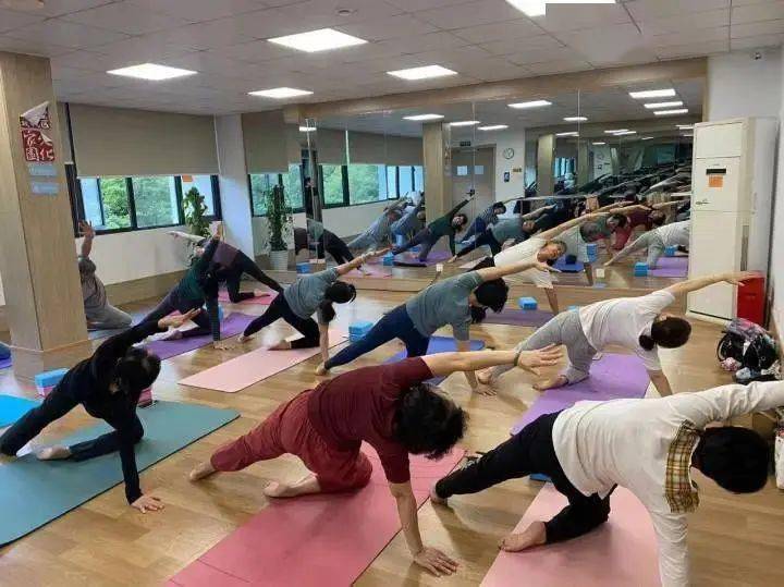 杭州78岁“瑜伽爷爷”冲上热搜 如今​状态好米乐M6 M6米乐到让人羡慕(图2)