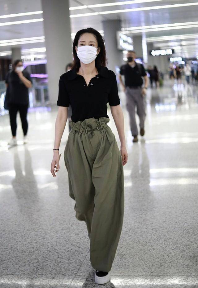 原创
  “阔腿裤”已经失宠了,今夏流行用这条裤子配T恤,显瘦又洋气 第11张 原创
  “阔腿裤”已经失宠了,今夏流行用这条裤子配T恤,显瘦又洋气 第11张